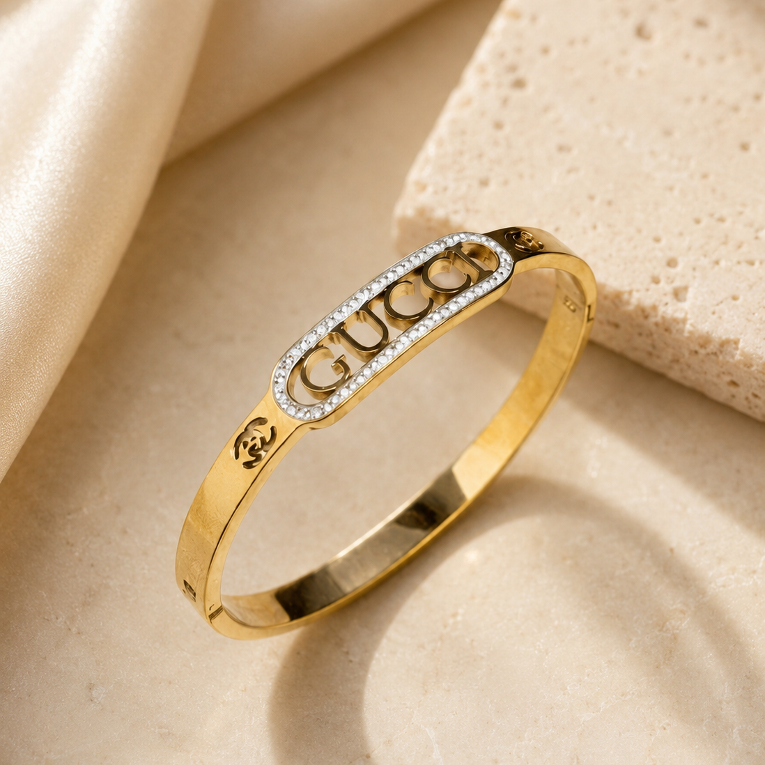 Gucci Gold bangle with diamond